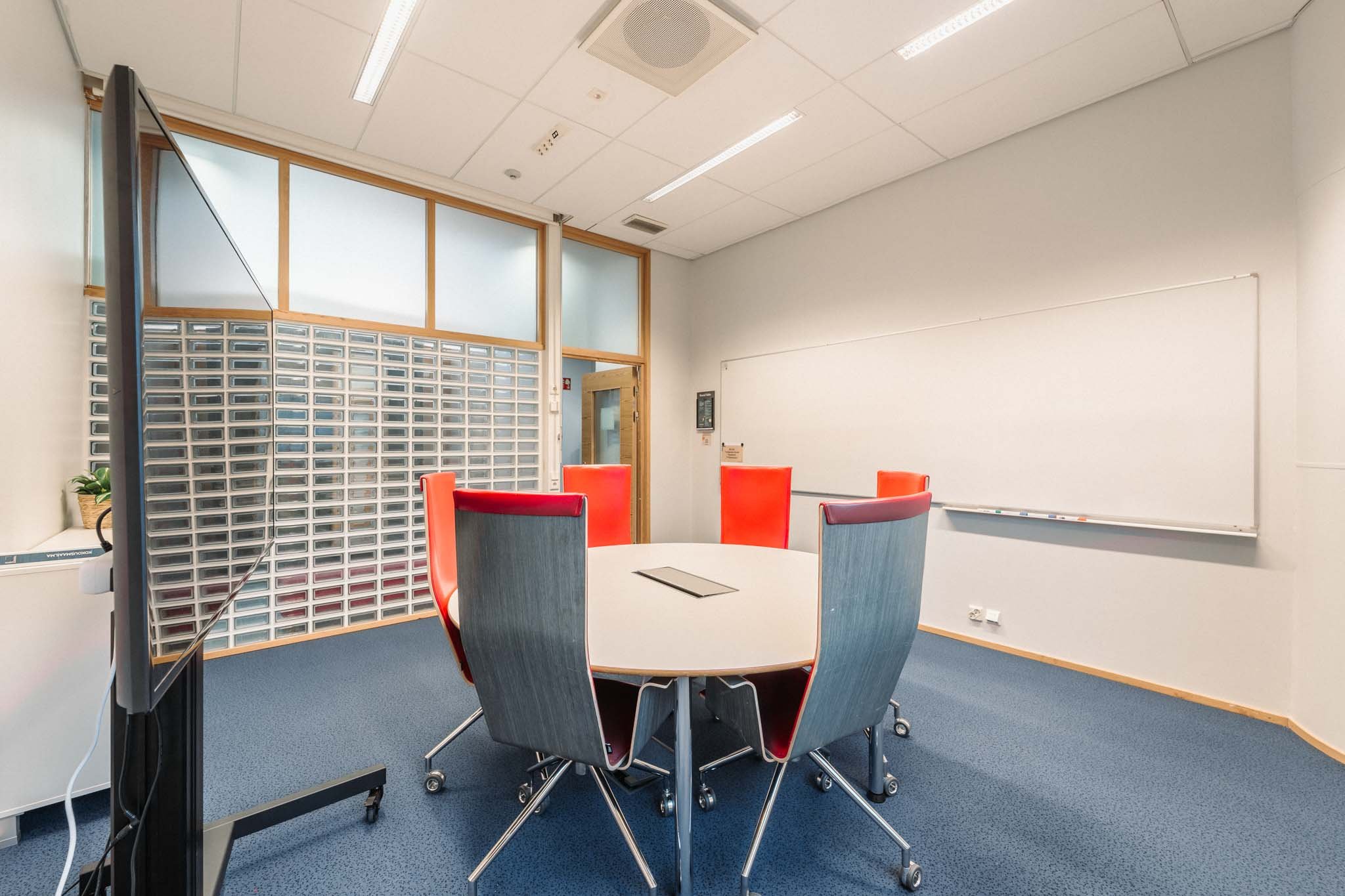 round-table-Tiedepuisto-joensuu-kokoustilat-3