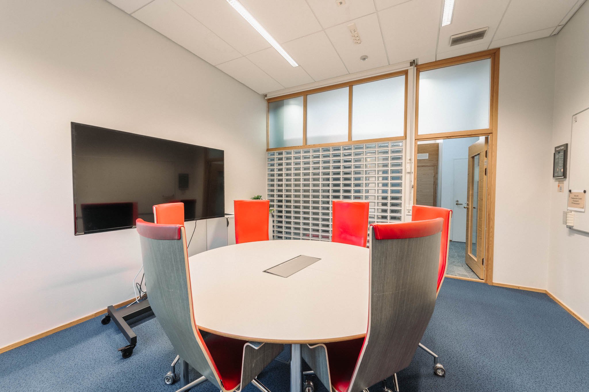 round-table-Tiedepuisto-joensuu-kokoustilat-2