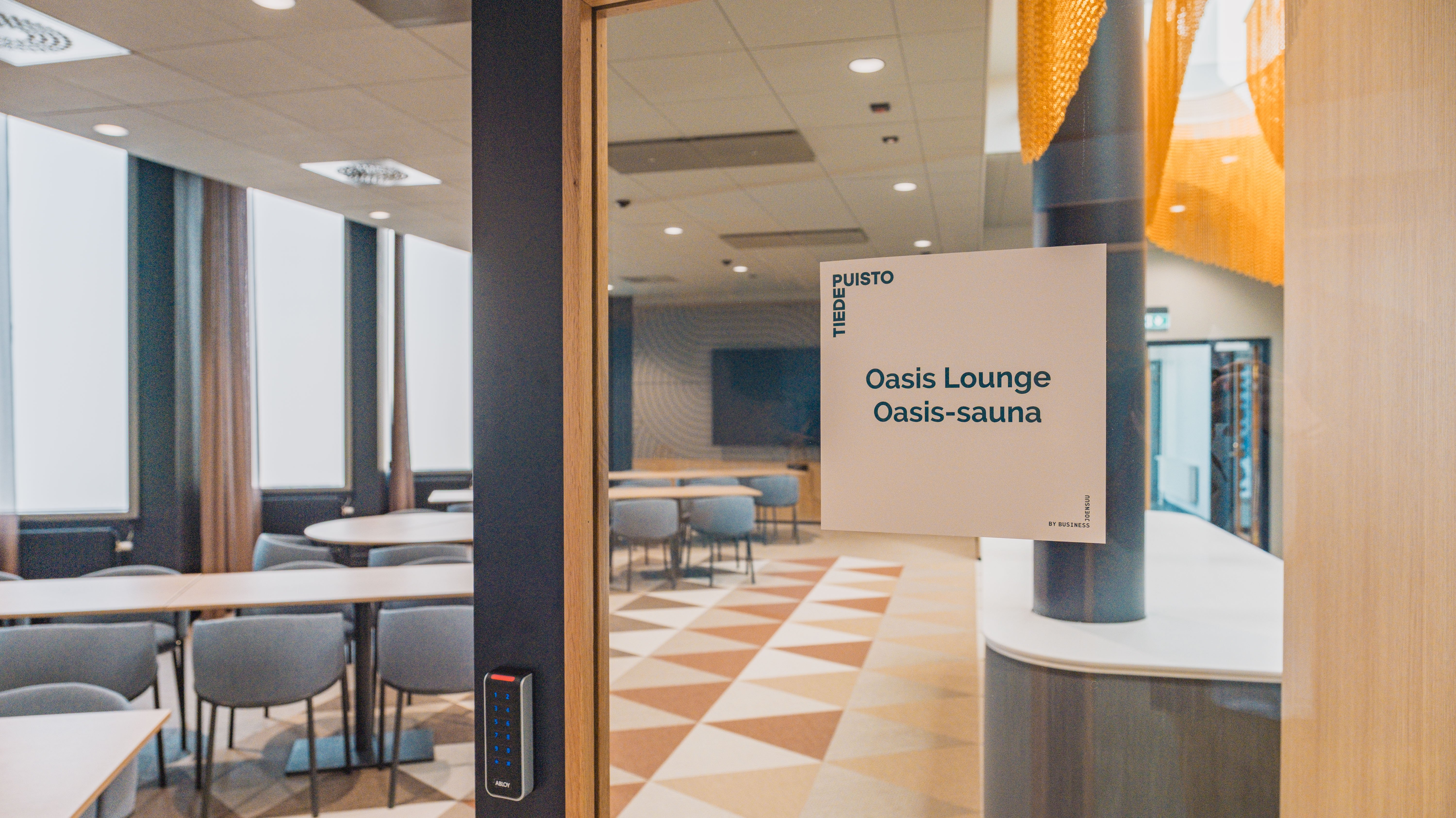 Oasis Lounge ja Oasis-sauna käyntiovi 1