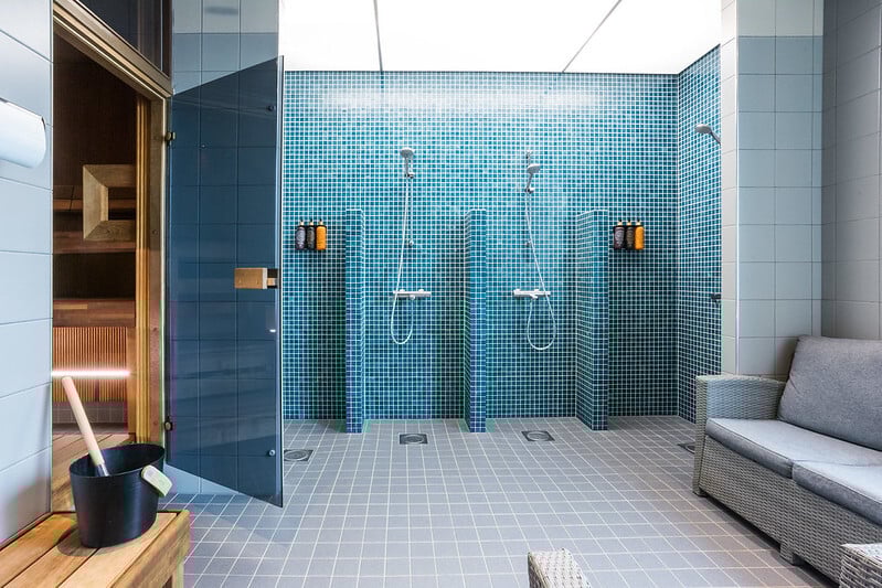 Zeus-saunan suihkutila 1